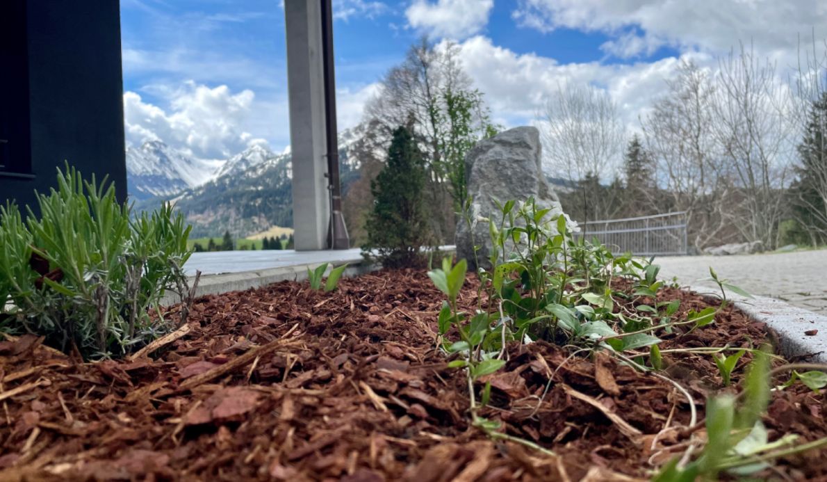 Gartenarbeiten-Rehbach-Hotel-Tannheimertal-2023 