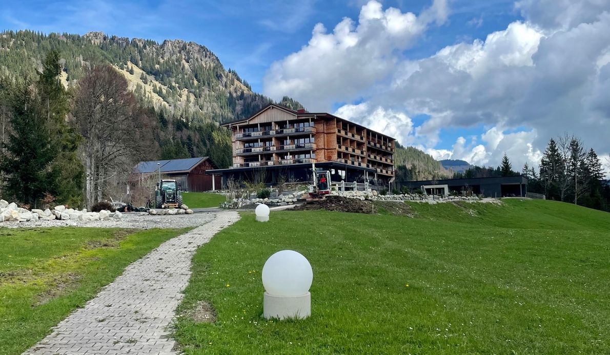 Gartenarbeiten-Rehbach-Hotel-Tannheimertal-2023 