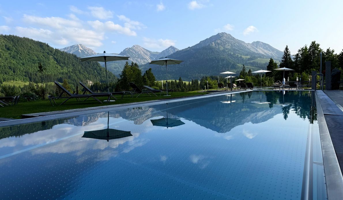 „Blick auf das Hotel Rehbach in Tirol – Adults Only Hotel im Tannheimer Tal mit Wellnessbereich“