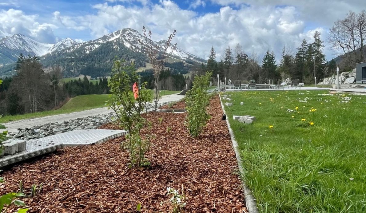 Gartenarbeiten-Rehbach-Hotel-Tannheimertal-2023 